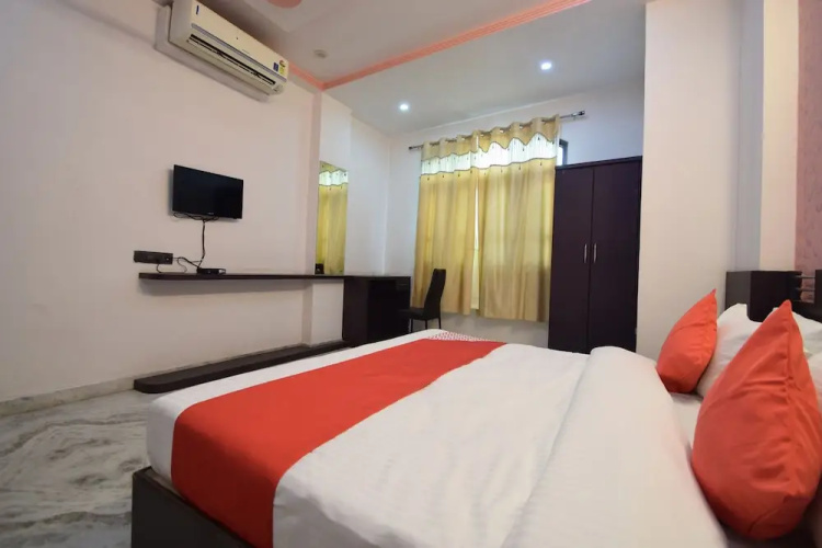 OYO Flagship 18321 Hotel Royal Sanj