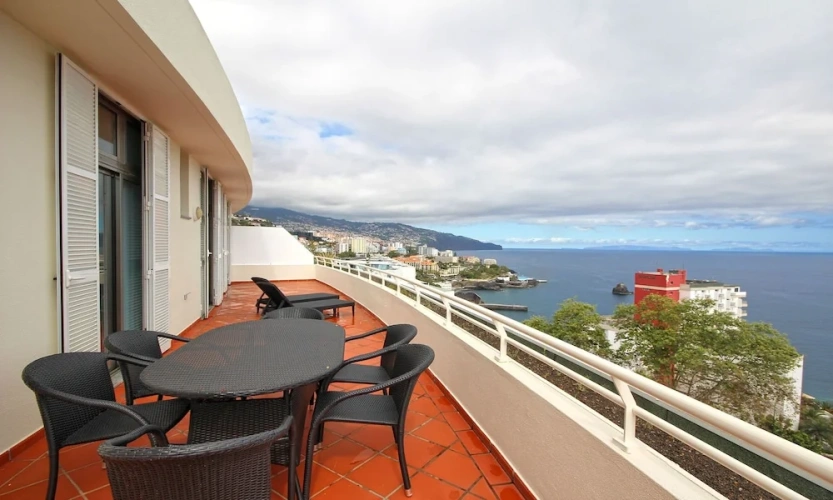 3 Bedrooms Deluxe Apartment with sea view