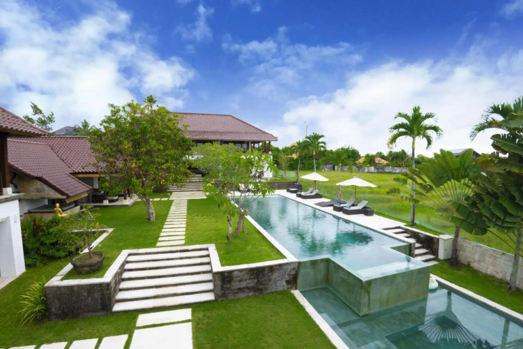 Villa ManisOver view