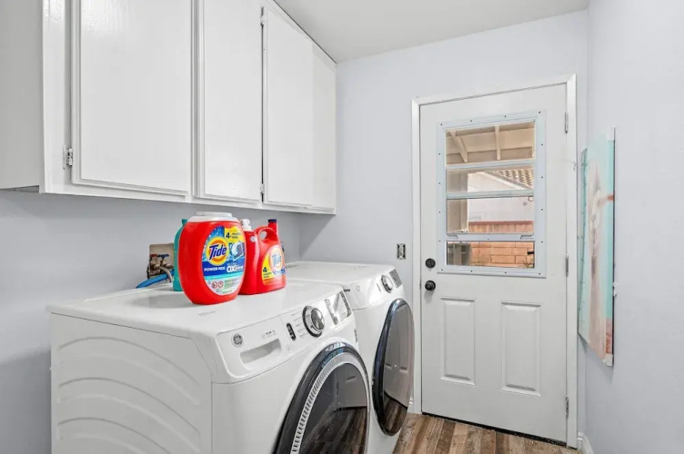 Bright Cozy Home w Full Kitchen Garage Backyard