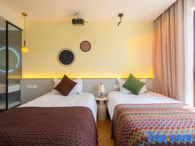Standard Twin room with river view
