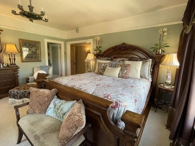 Grand room with balcony