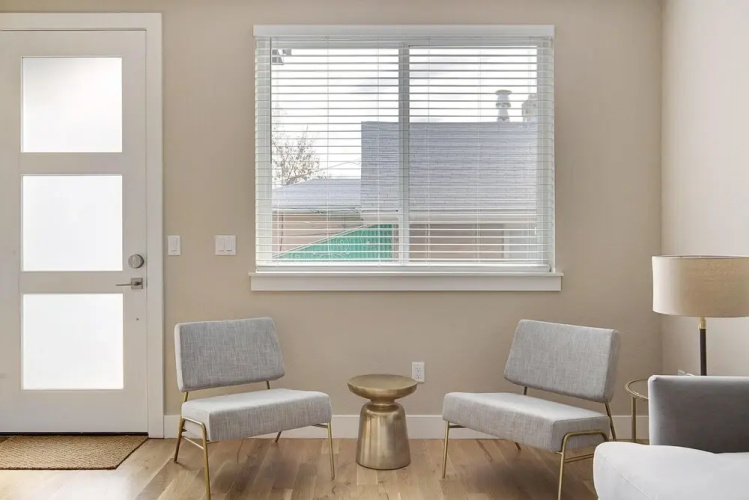 New Stunning Modern Gem in Unbeatable Location