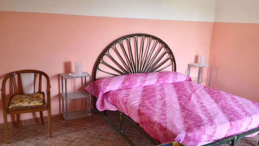 Room-michelangelo House, Mono