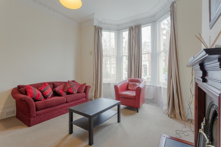 1 Bedroom Flat With Lofty Ceilings and Garden