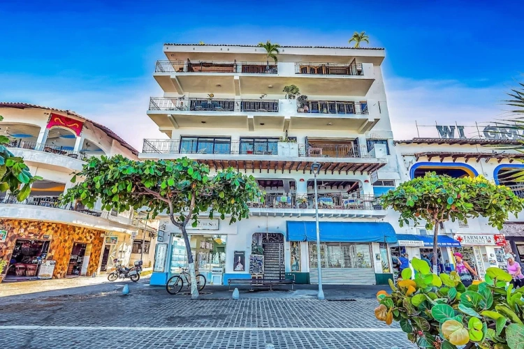 Downtown Malecon Beach Front, AC, Walk to Restaurant/bars, Rooftop 360 Views