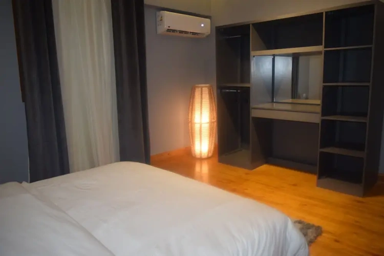 4 Bedrooms Apartment