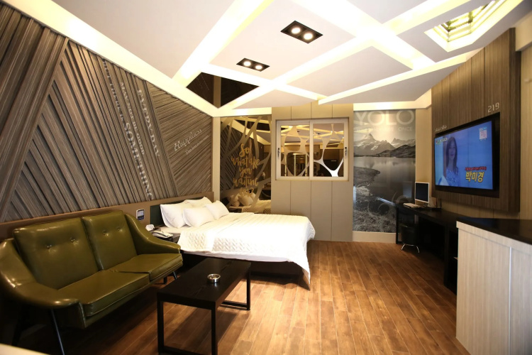 Hotel Yolo