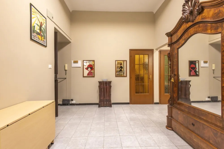 De Angelis Central House