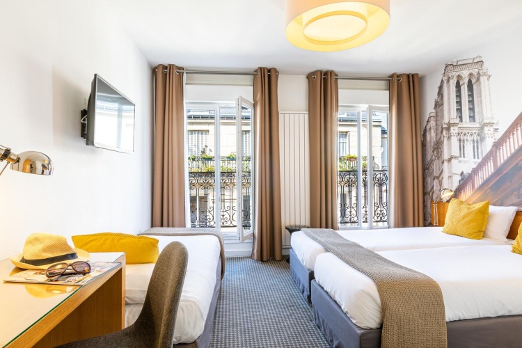 Standard Triple room