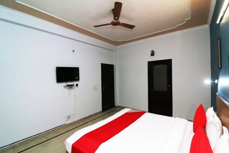 Oyo 42733 Silver Homes