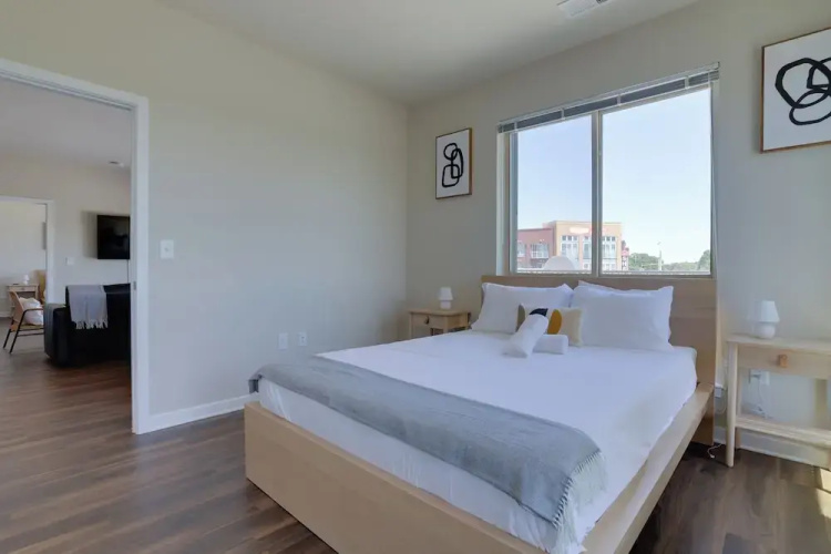 Spacious 2BR Apt with Den W Balcony