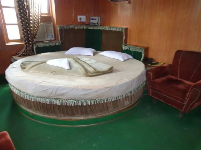 Neelam Hotel