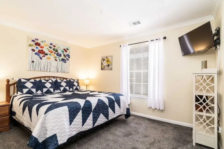 The Cozy Hideaway Stay for 6