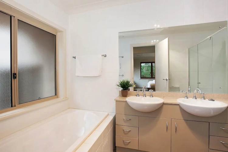 4 Bedrooms Cottage