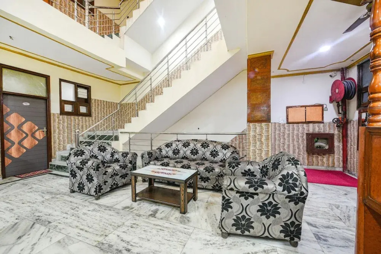 Fabhotel Royal Inn