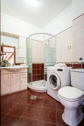 Beautiful apartment with parking garage & AC