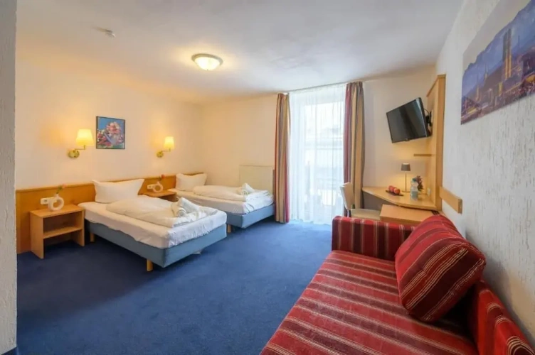 Classic Triple room with balcony and with courtyard view