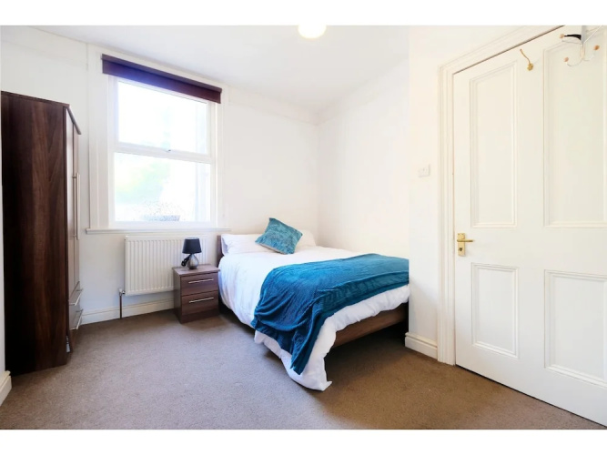 Quiet and Spacious 2-bedroom Flat , Sleeps 4