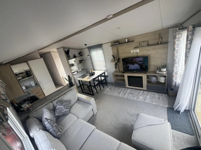 Inviting 3-bed Lodge in Preston hot tub