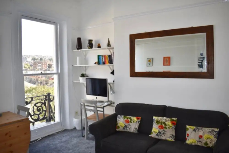 2 Bedroom Apartment With Balcony in Brighton