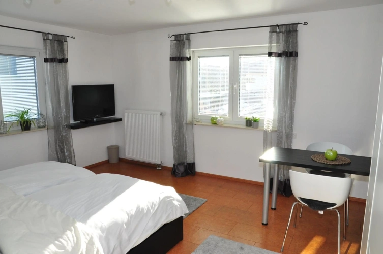 N37-modern eingerichtete Zimmer