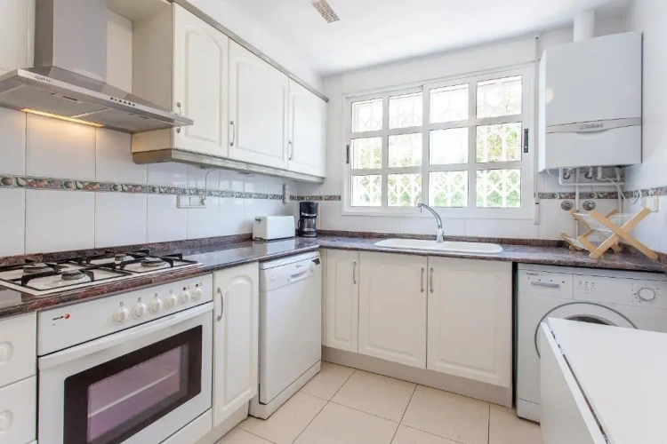 4 Bedrooms Cottage