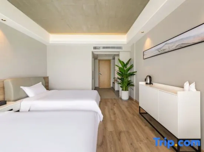 Standard Twin room with lake view