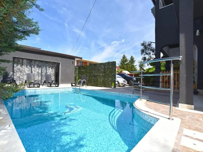 Bright Studio Apartment With Pool View