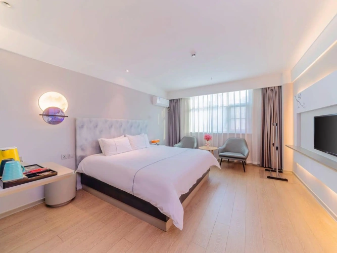 Standard Twin room with street view