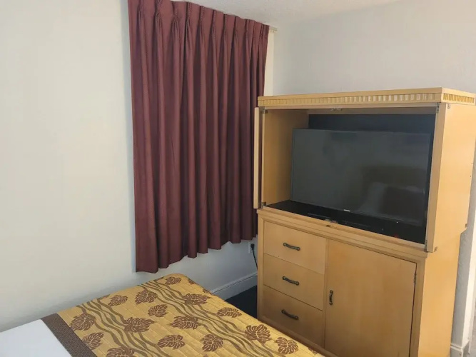 Queens Lodge Motel