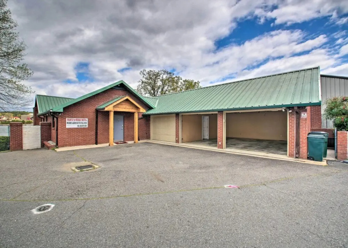 Lakefront Gem w/ Docks in Hot Springs!