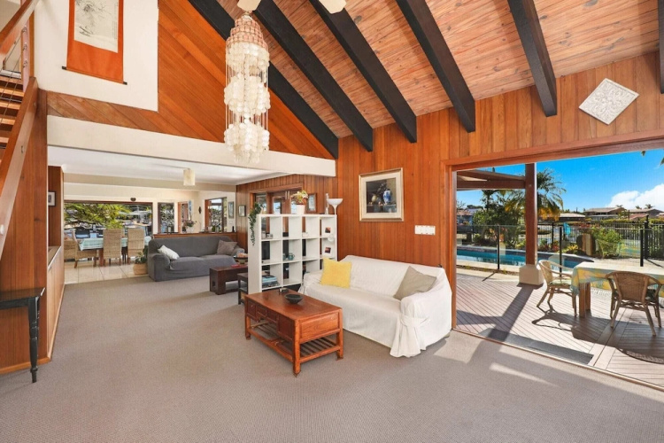 Schman55-Waterfront, Resort-Style Entertainer