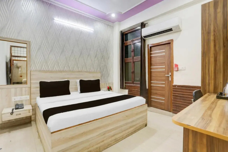 OYO 16721 Divine Hotel