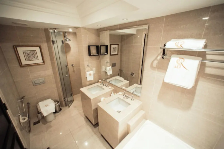 Incredible Stay at Dubai Old Town Souk Al Bahar - Image 3