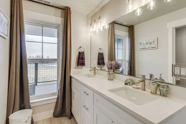 Columbia River Views: Spacious Hammond Getaway!