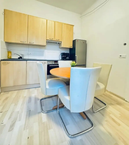 Simple 3BR Apartment for 6 FAC Platz