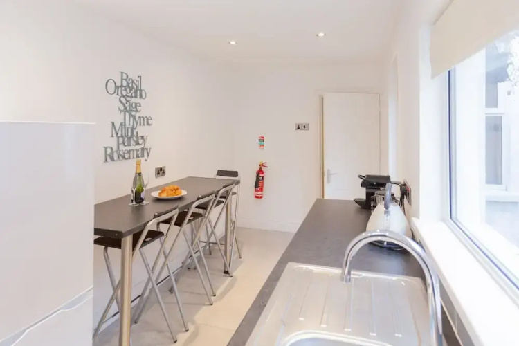 92 Templemore Ave Guest house