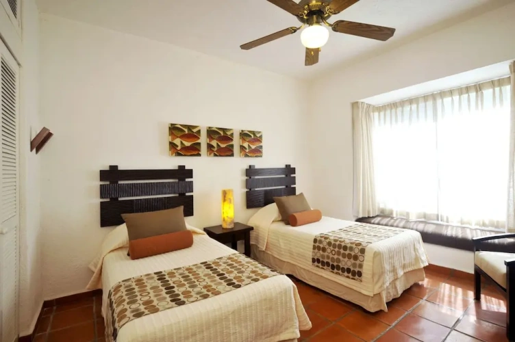 2 Bedrooms Standard Family room with city view