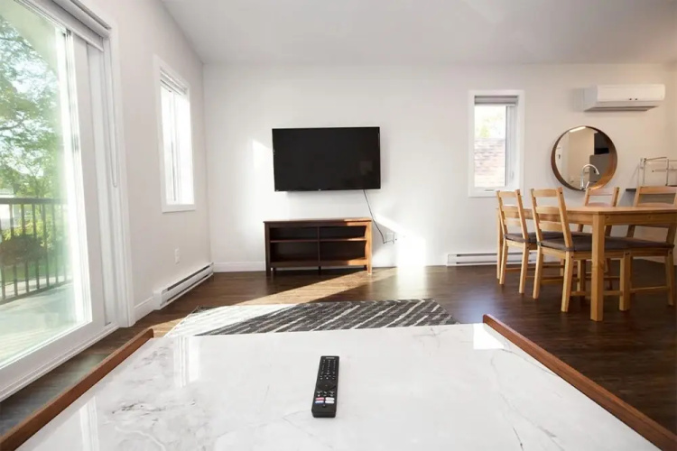 Gorgeous 2-bedrooms Duplex Upper Unit