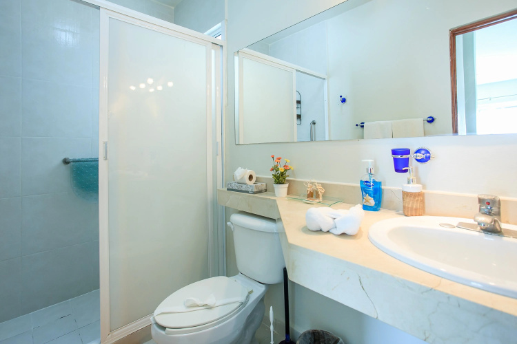 Contemporary Private 2 Br Ph Near Everything
