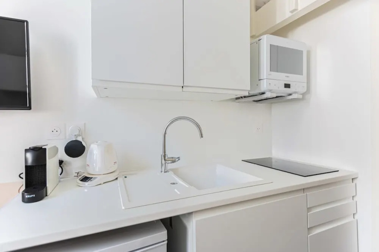 Cosy studio at Paul Doumer, by GuestReady