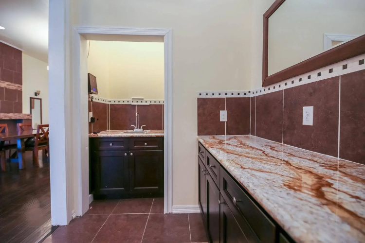 Downtown Spacious Suites by Hosteeva