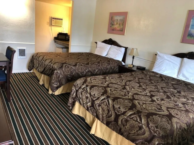 Monterey Pines Inn