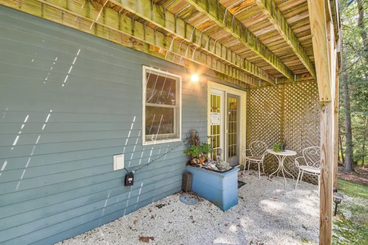 Cozy Boothbay Studio w/ Patio ~ 5 Mi to Harbor!