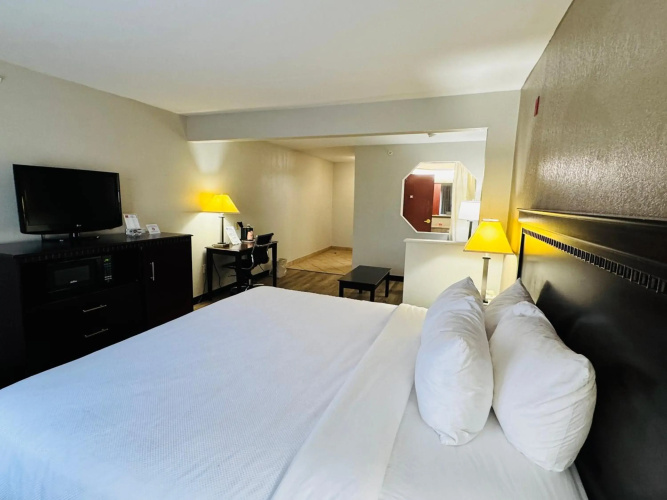 Econo Lodge Inn & Suites Monroe