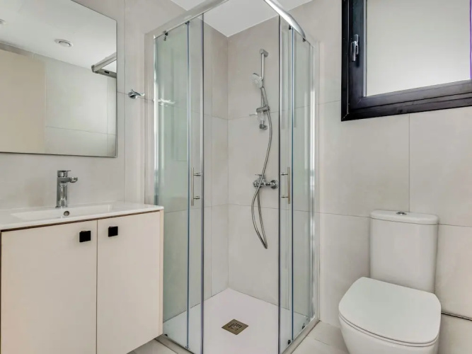 Sanders Elgio - Precious 3-bdr Apt With Balcony