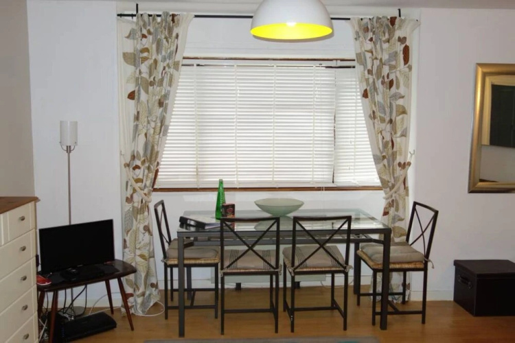 1 Bedroom Studio Flat With Free Parking Sleeps 2