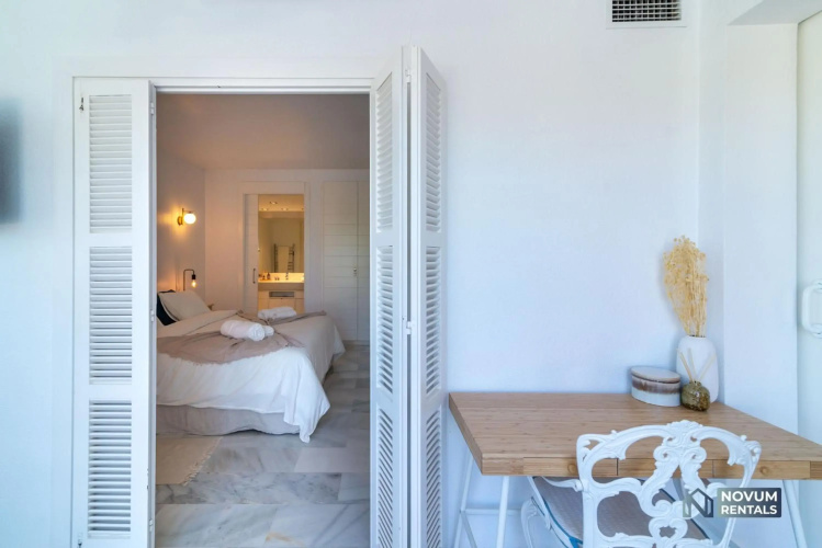 Modern 2 BDRM Apt with Sea Views and Pool