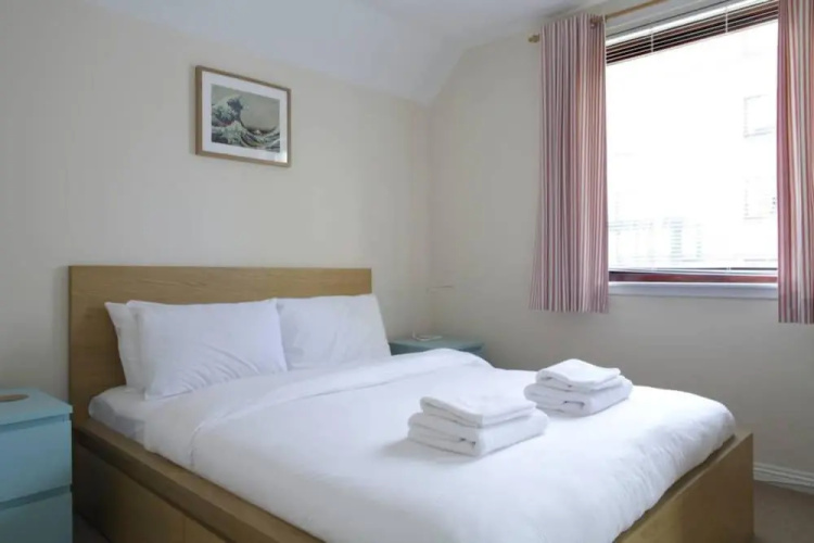 2 Bedroom Canalside Apartment